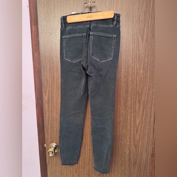 GOOD AMERICAN GOOD LEGS CROPPED JEANS SIZE 4 DARK WASH 26.5” INSEAM - Picture 2 of 3